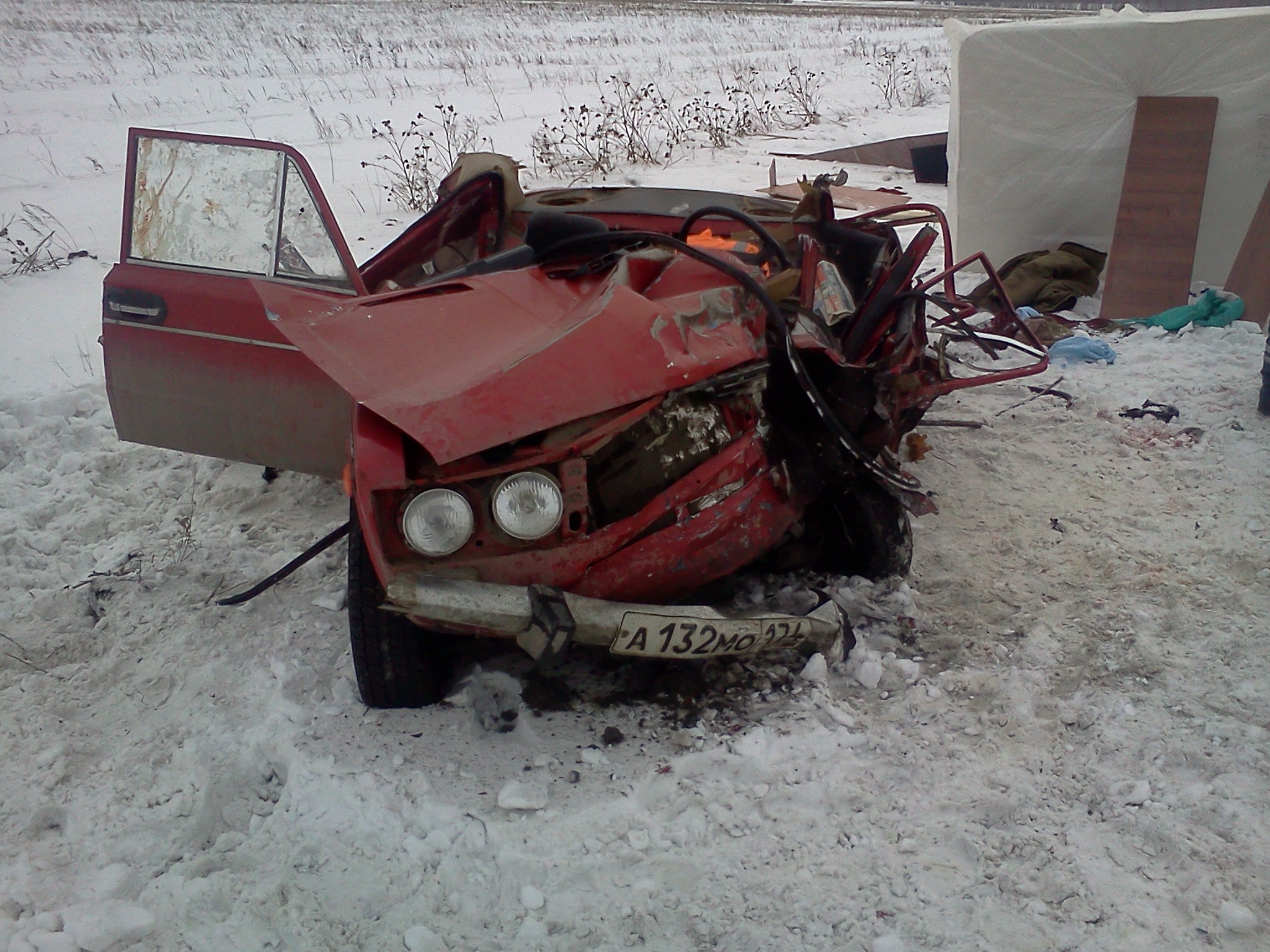 Разбитая 6. ВАЗ 2106 авария зимой. Разбитая ВАЗ 2106 красная. Сломанная шестерка.