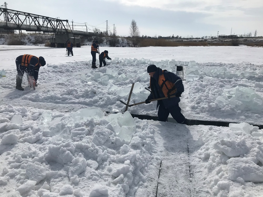 Распиливать лед на реке спасатели троицкого и мобильного отрядов поисково-спасательной службы рег