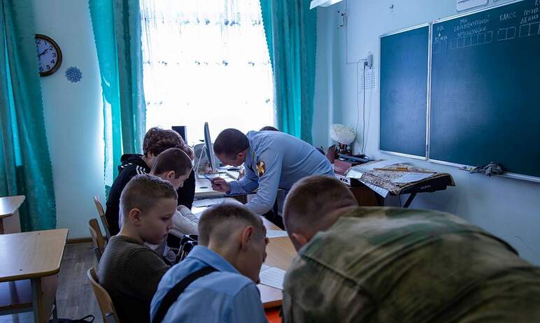 Трое военнослужащих оркестра управления Росгвардии по Челябинской области взяли шефство над восем