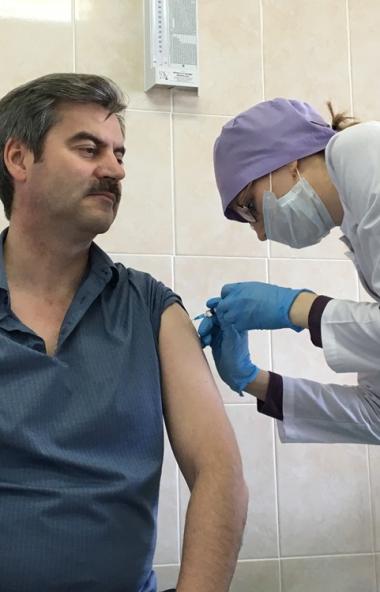 Губернатор Челябинской области Алексей Текслер поставил задачу вакцинировать от гриппа не менее 6