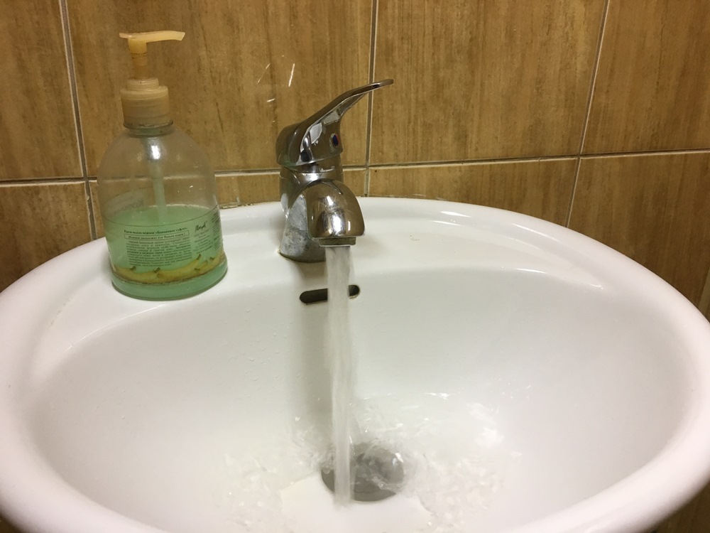 В ЖКХ поселения не отрицают, что горячая вода в дома бакальцев уже перестала поступать и котельна