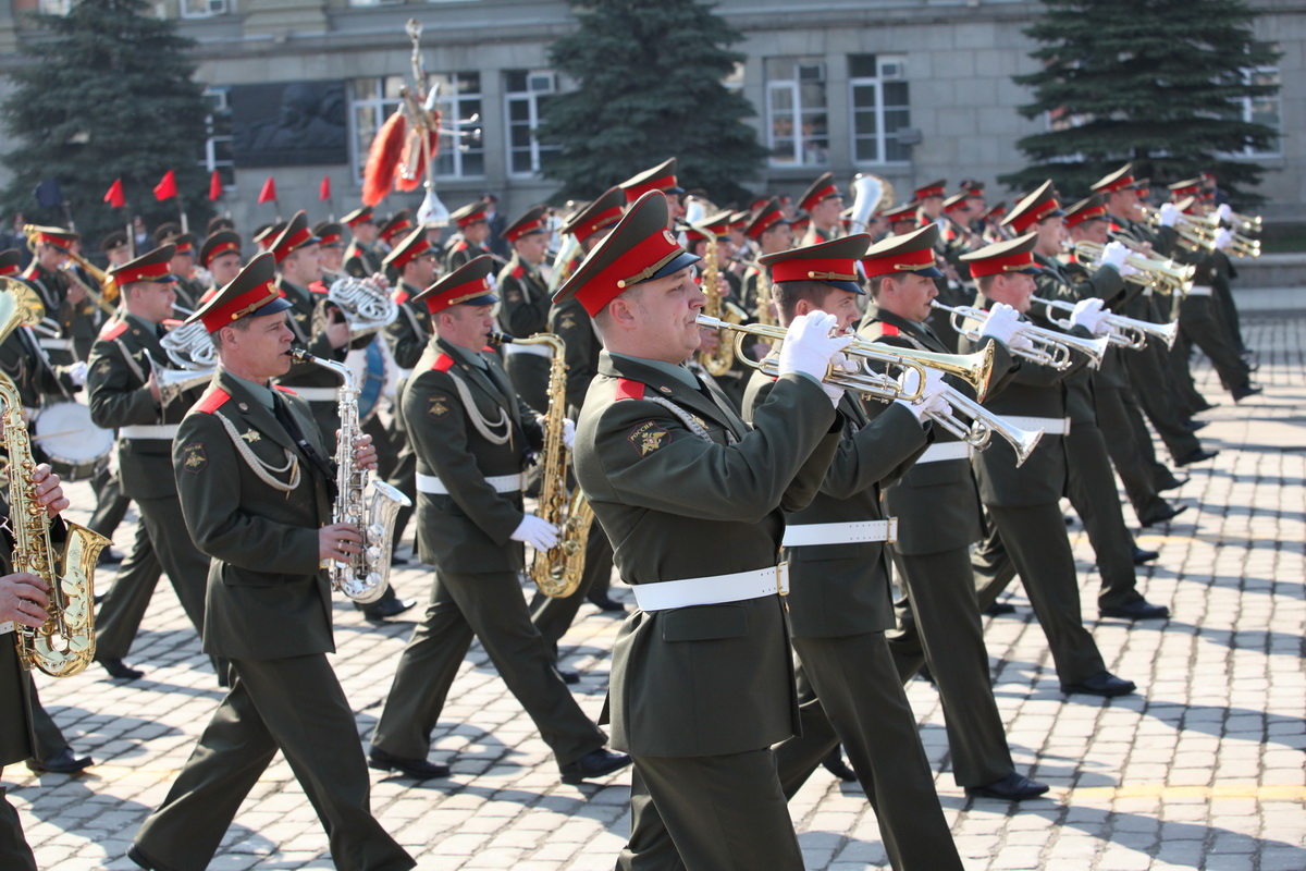 Песня 9 мая проходит парад оркестры играют. Центральный военный оркестр Министерства обороны РФ. 25 Оркестр штаба ЦВО. Военный оркестр на параде. Марширующий оркестр.