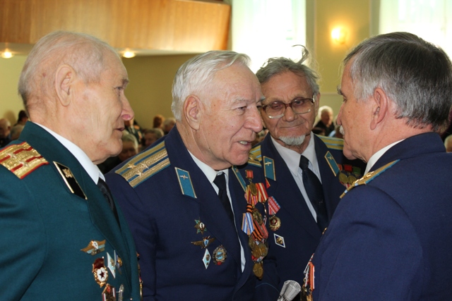 Более 200 виновников торжества приветствовали заместитель главы администрации Центрального района