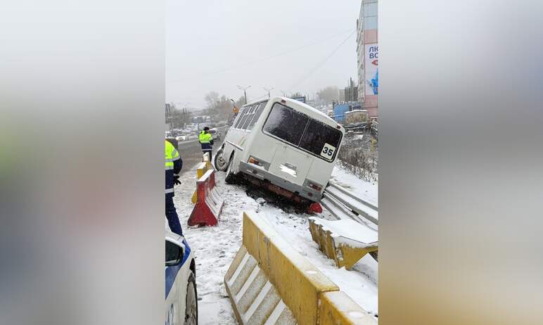 В Челябинске сегодня утром, 25 октября, в ДТП попал пассажирский ПАЗ, работающий на 35-м маршруте
