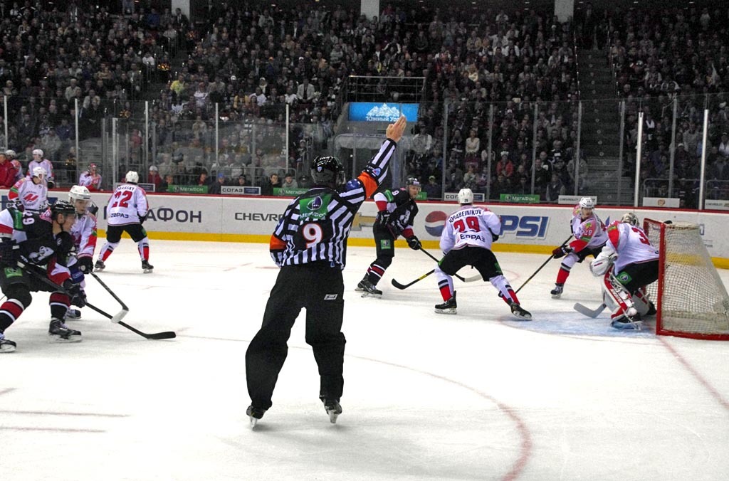 Посёлок Металлург Новокузнецк. Хоккей трактор 2013.