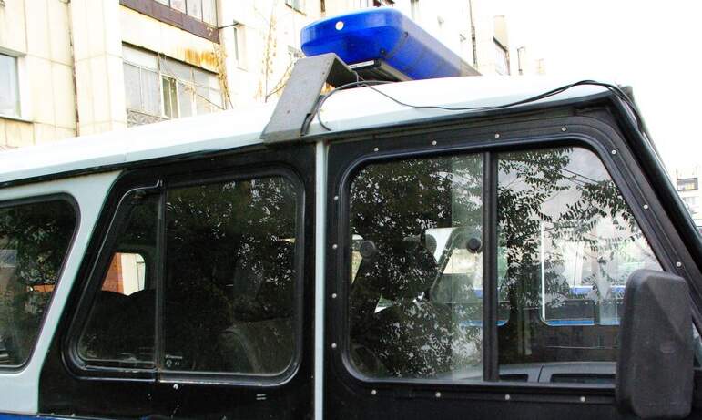В Челябинске сотрудники полиции устанавливают личность человека, открывшего стрельбу в жилом комп