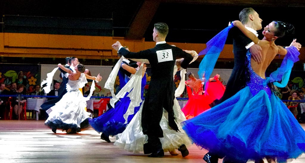 Артисты бальных танцев воплощают мечты и идеалы в изящной графике своих движений.
