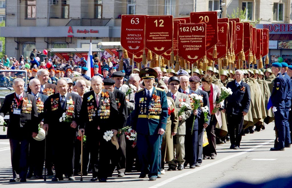 Парад с фотографиями ветеранов