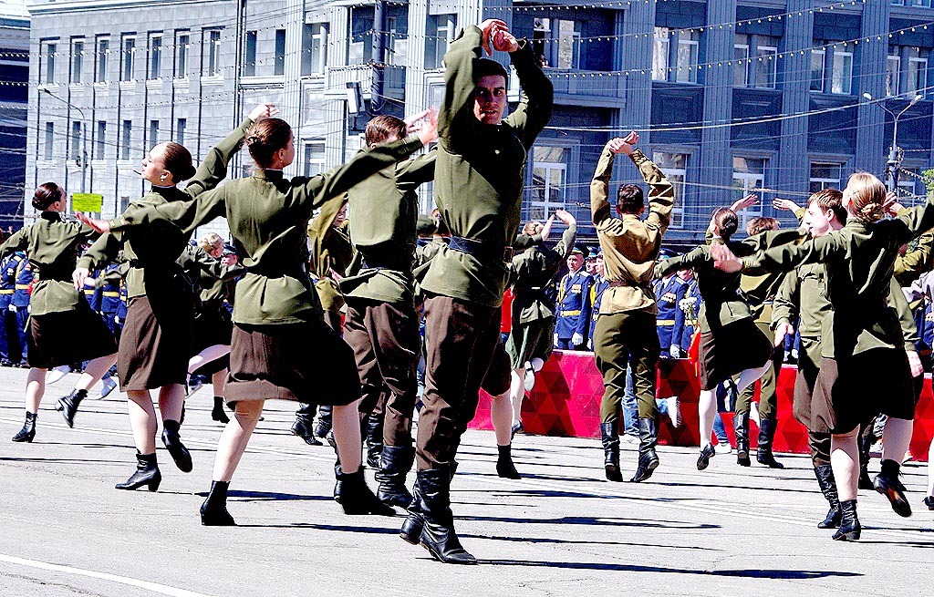 Танец на 9 мая в школе. 23 Февраля парад. Парад молодежи. Парад на 23 февраля в Москве. Ура на параде.
