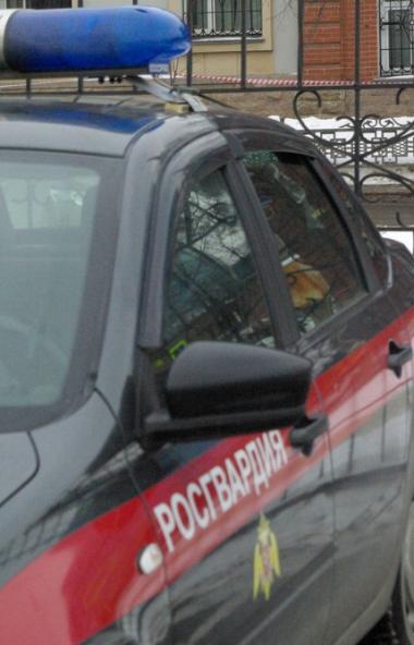 Сотрудники вневедомственной охраны Росгвардии задержали в Челябинске пьяного мужчину, который угр