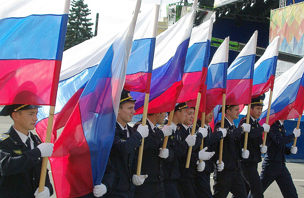 Почести флагу. Почести флагу России. Флаг России Челябинск. День флага России. Флаг России в Челябинске Челябинск.