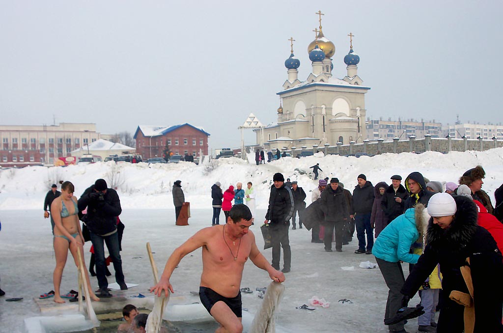 Крещенские морозы когда. Купание в крещенские Морозы. Крещение в крещенские Морозы. Купель Мороз. Крещенские купания на Руси.