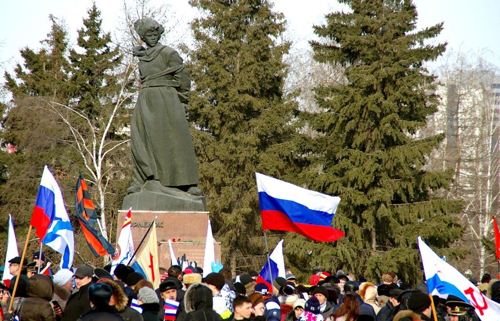 Народный сход начался на Алом поле Челябинска-Танкограда.
В полдень единая колонна предста