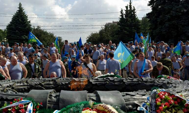 Голубые береты Южного Урала сегодня, второго августа, отмечают День Воздушно-десантных войск. Сла