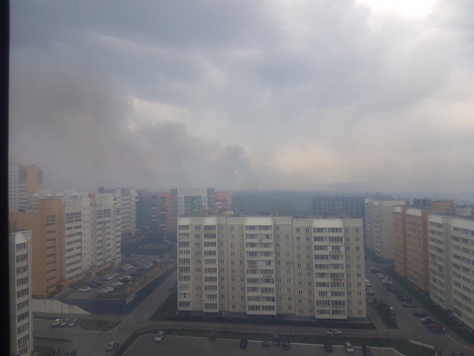 Челябинск опять окружили пожары. Горожане жалуются на дым и гарь в воздухе.
В соцсетях чел