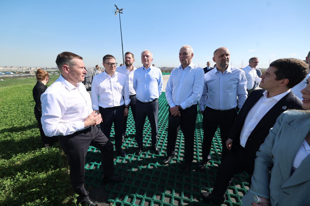 Әдемі трусики бар порно мама Қыз жігітті белдікпен сиқытты (фото)