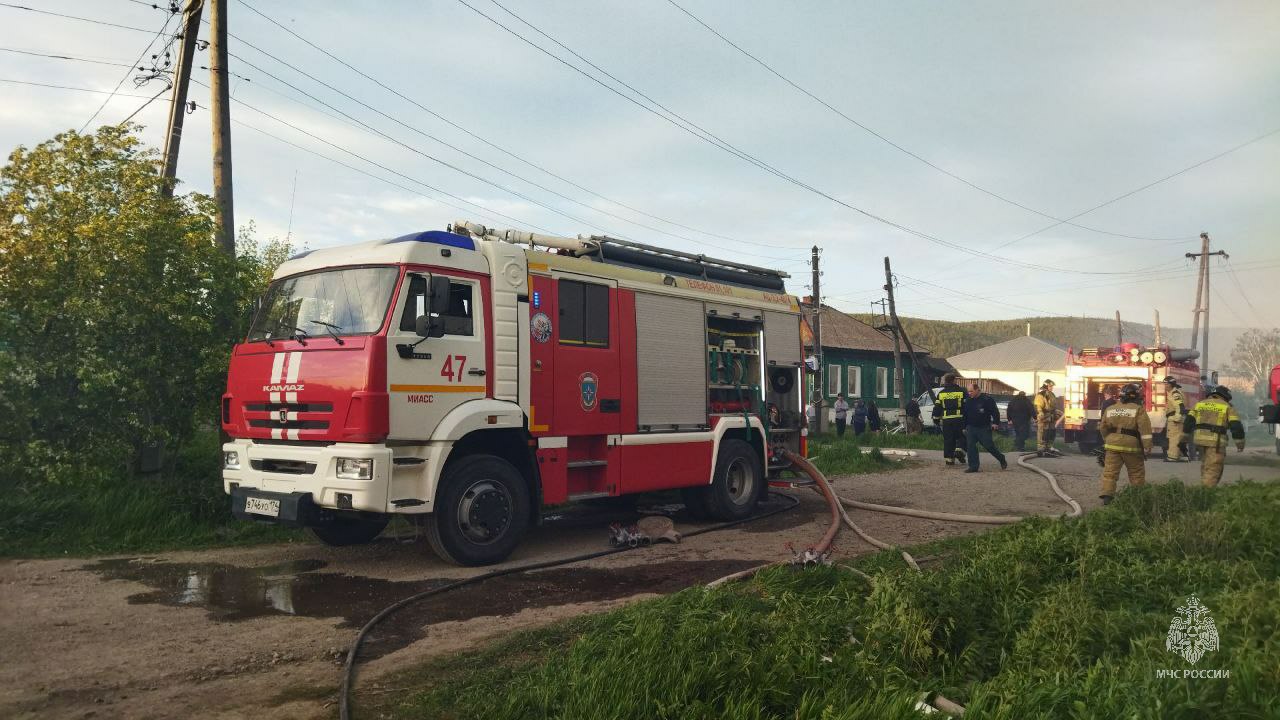 В Миассе из-за сильного ветра вспыхнули несколько частных домов |  Урал-пресс-информ