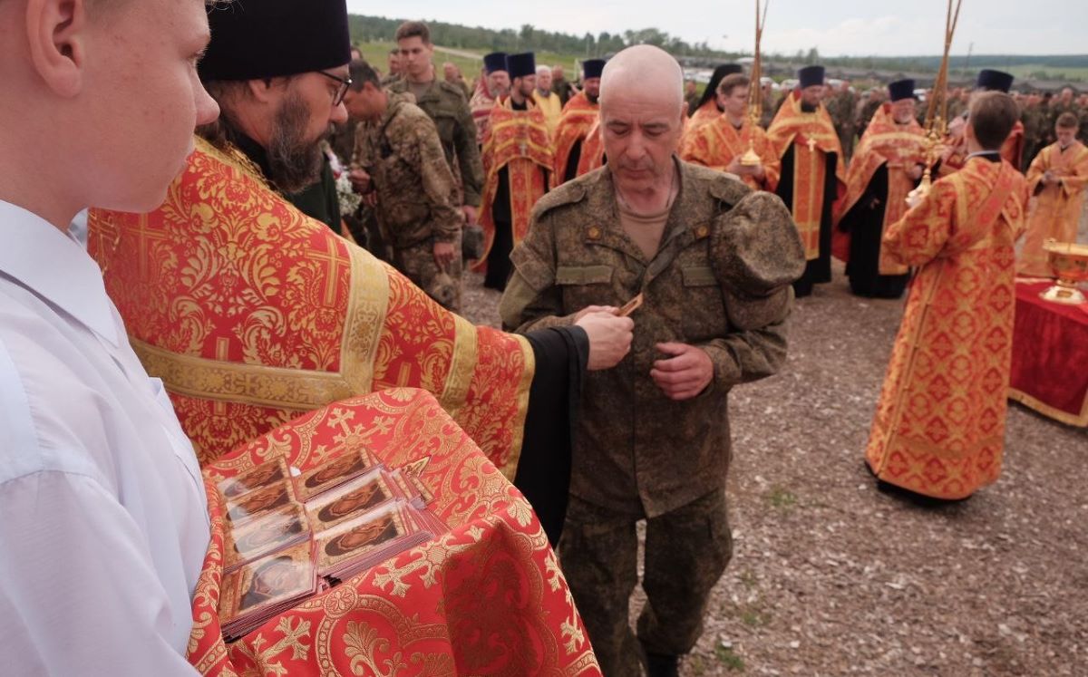 Бойцы перед отправкой в зону СВО приложились к чудотворному образу,  доставленному в Чебаркуль | Урал-пресс-информ