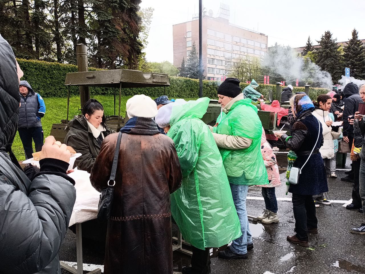 Полевая каша и песни военных лет: челябинцы сытно отпраздновали День Победы  | Урал-пресс-информ