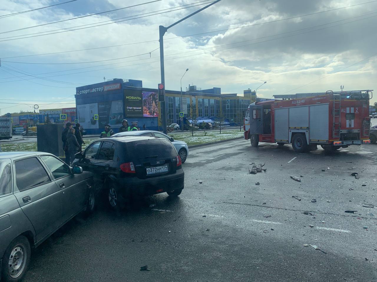 В Челябинске возле ТК «Кольцо» столкнулись спорткар и еще четыре автомобиля  | Урал-пресс-информ