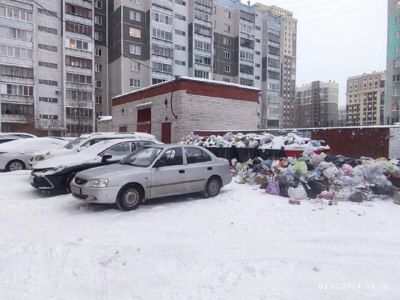 Контейнерные площадки в Челябинске все еще завалены мусором, власти усилили борьбу с ним