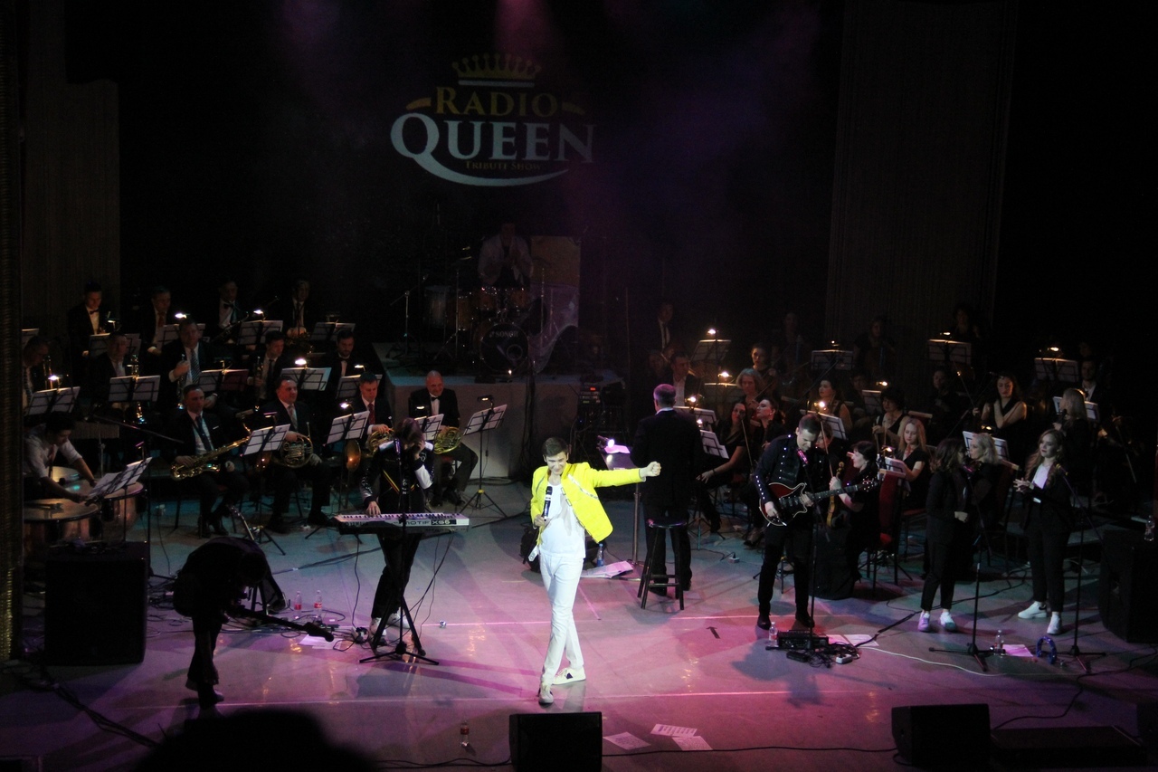 Радио квин группа. Queen Tribute show. Queen Tribute Екатеринбург. Трибьют шоу Квин Екатеринбург. Солист Radio Queen.
