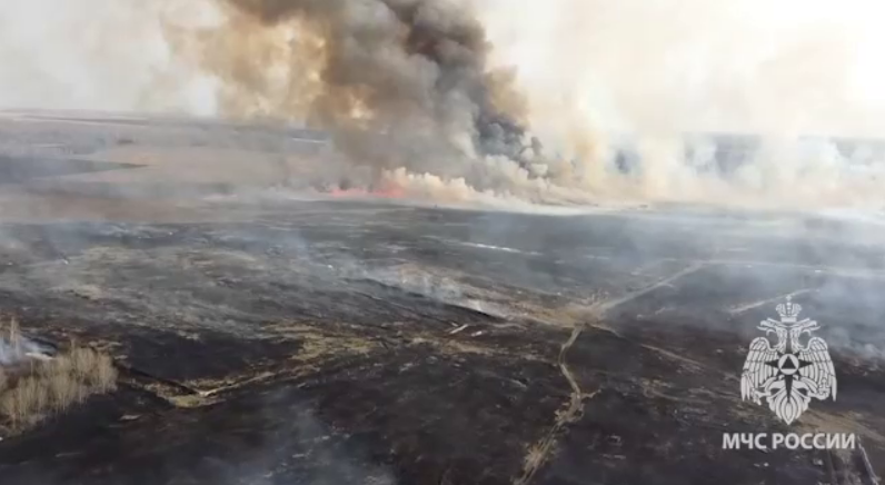 Сероводород сожгли. Ландшафтный пожар. Пожар в Челябинской области сейчас. Пожар в Западном Челябинск. Гарь в городе.