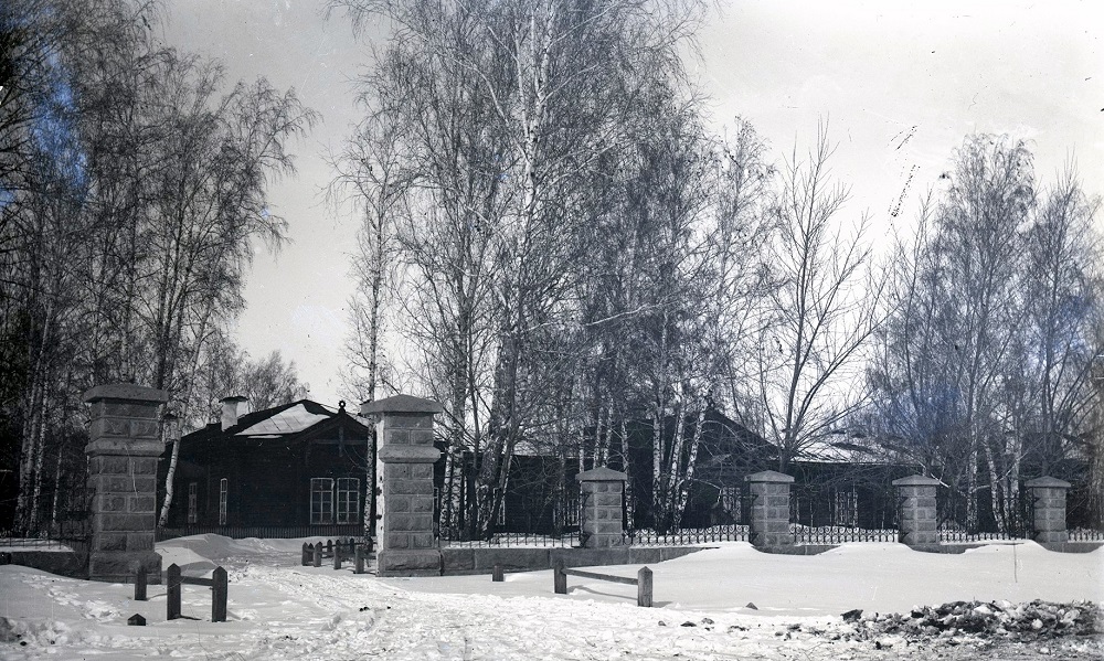 Фото Государственного исторического музея Южного Урала. 1932 год. Въезд во двор горбольницы Челябинска.