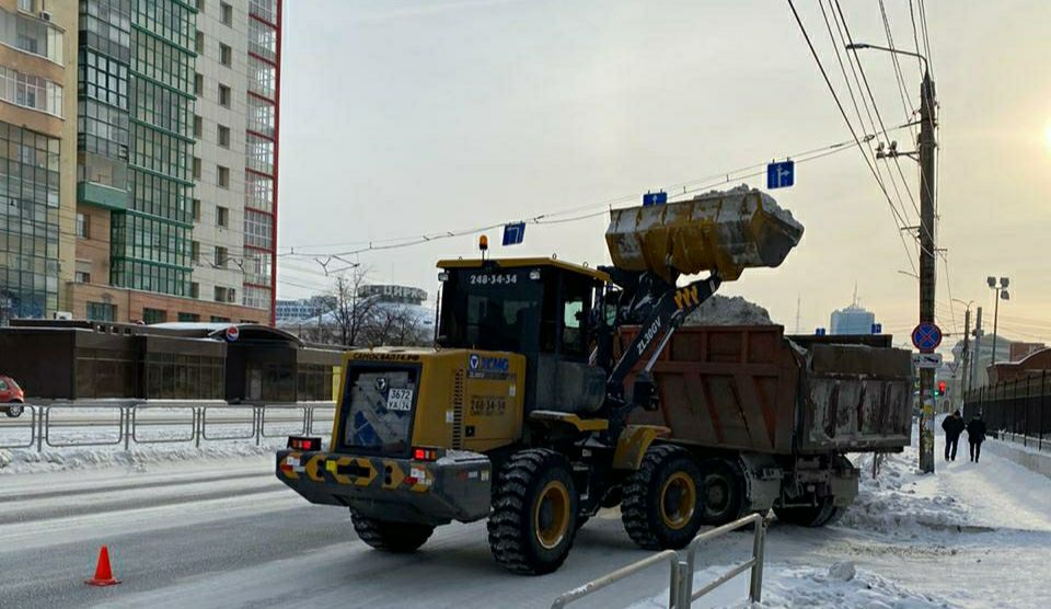 В Челябинске дорожные подрядчики за ночь вывезли более 2,6 тысячи тонн снега