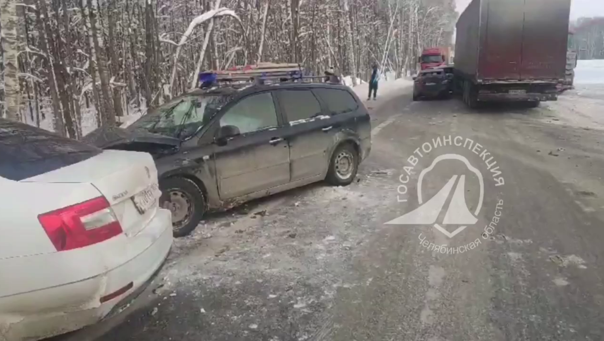 Шесть автомобилей столкнулись на М-5 в Челябинской области (ВИДЕО)