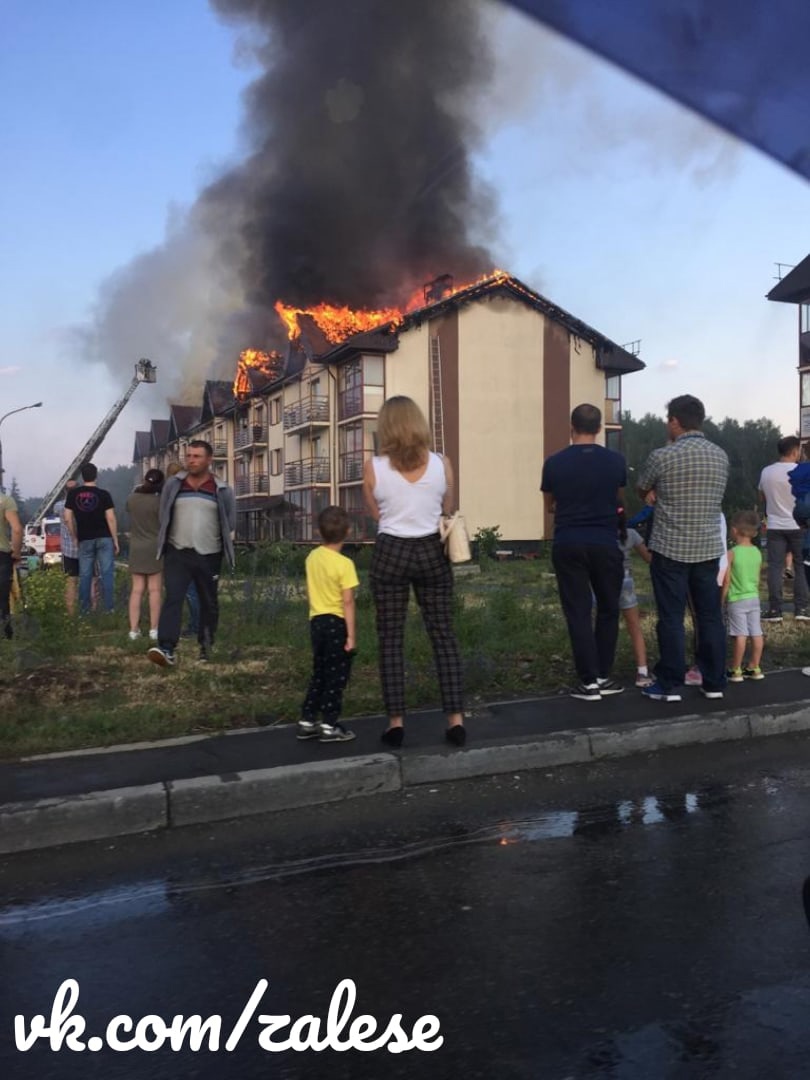 В Залесье от удара молнии загорелся дом, людей эвакуировали |  Урал-пресс-информ