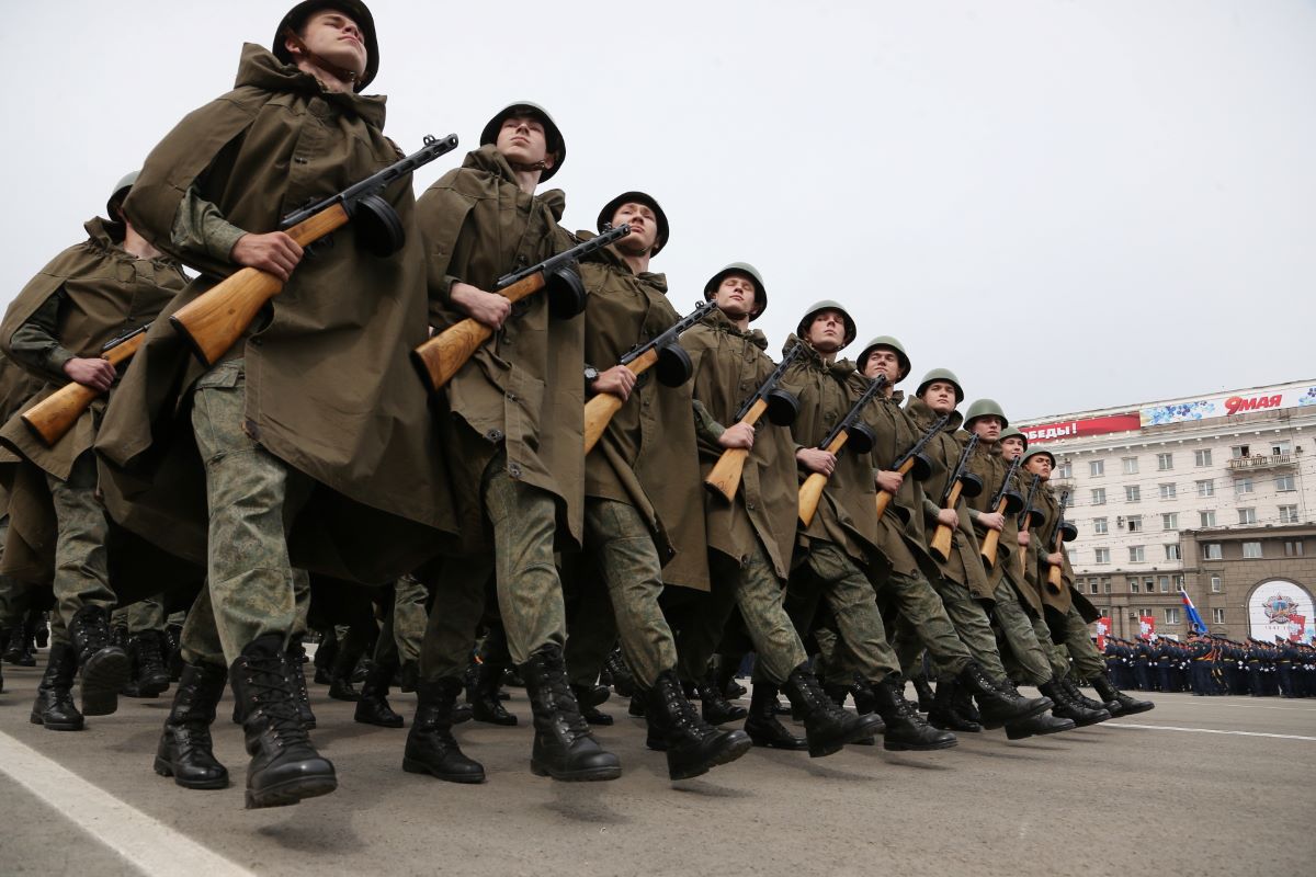 В центре Челябинске - военные и боевая техника, над городом -  бомбардировщики | Урал-пресс-информ