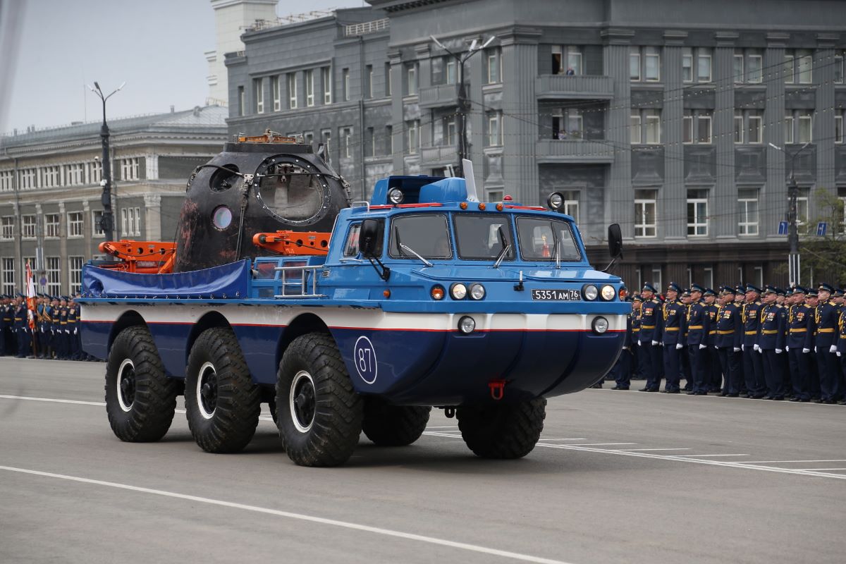 В центре Челябинске - военные и боевая техника, над городом -  бомбардировщики | Урал-пресс-информ