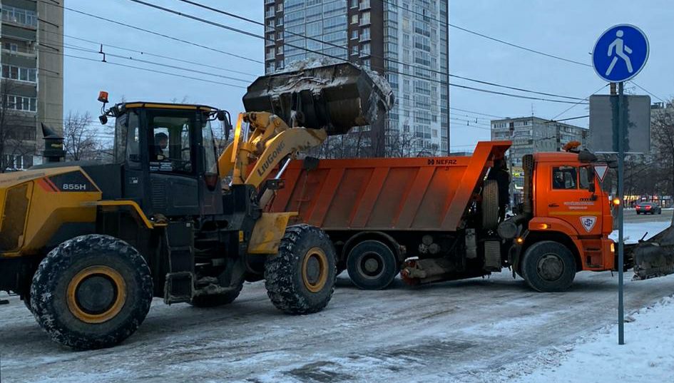 На очистку дорог от снега в Челябинской области выведено 256 единиц техники, в Челябинске - 202