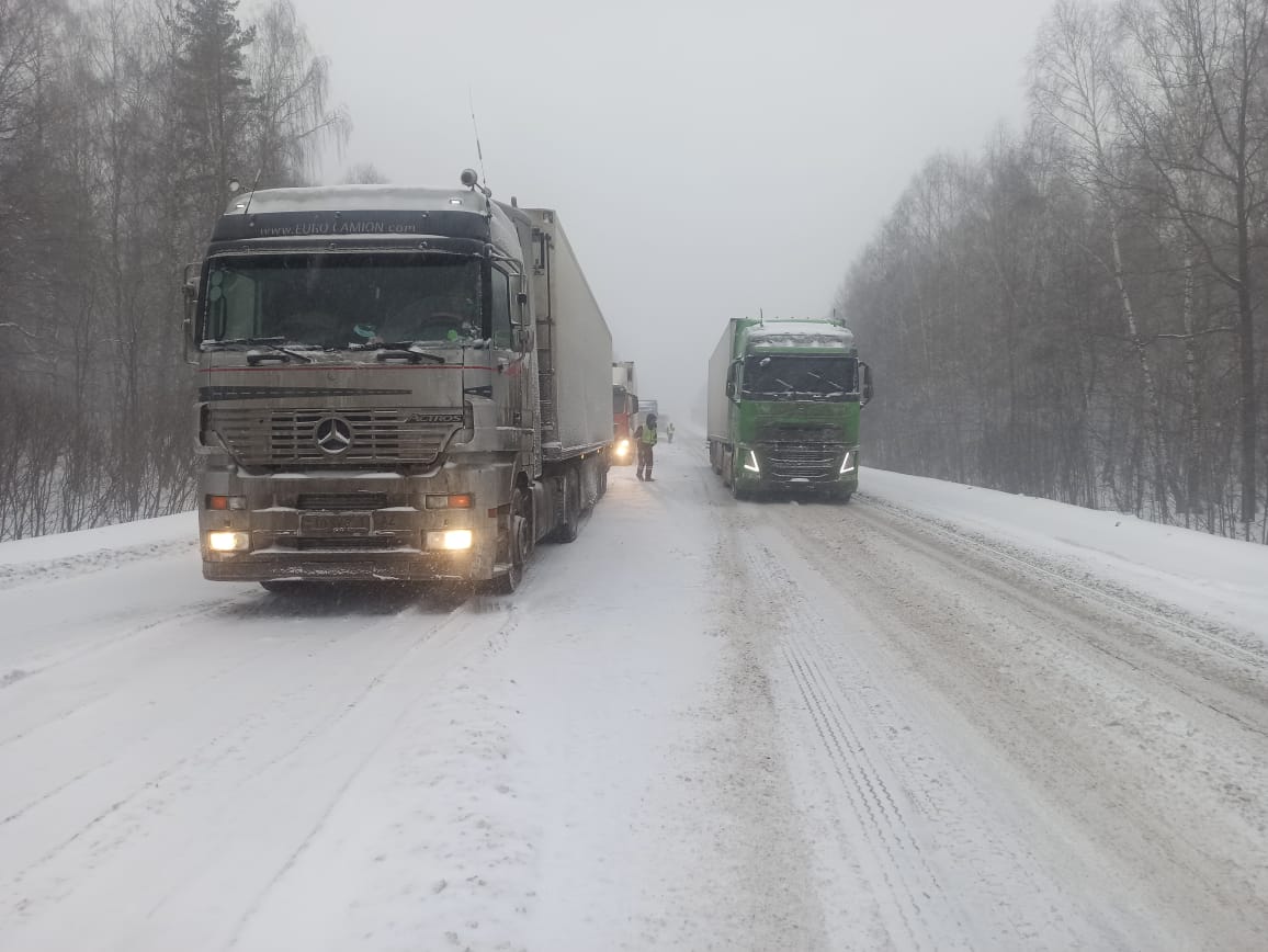 В Челябинской области из-за снегопада ограничили движение на федеральной трассе М-5