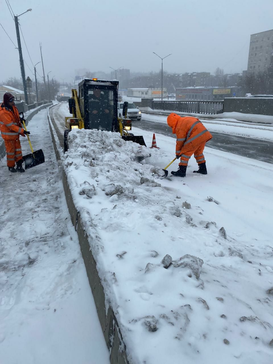 Дорожники продолжают очищать улицы Челябинска от снега в сопровождении машин ГИБДД