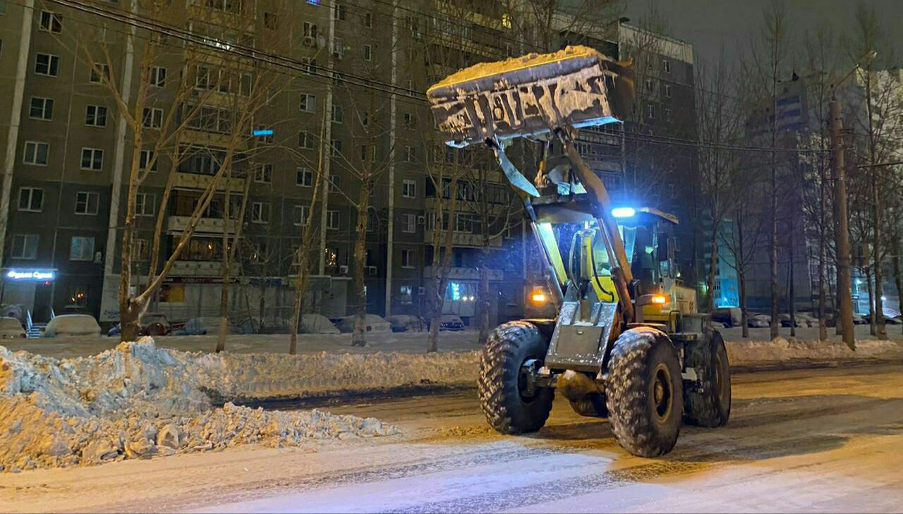 Шел челябинск. Снегопад в Челябинске. Челябинск снег вчера. Комитет дорожного хозяйства Челябинска. Машина в снегу в Москве.