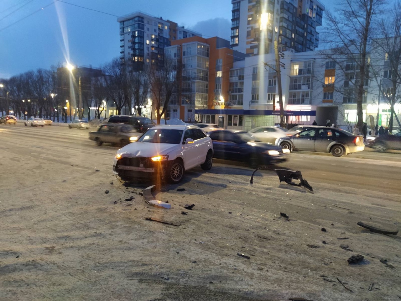 В Челябинске попавший в ДТП автомобиль вынесло на остановку: есть жертвы