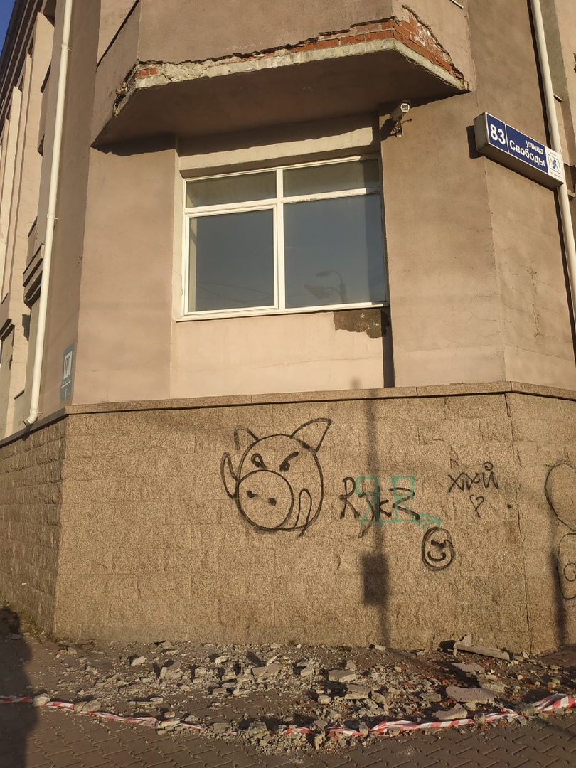 В Челябинске начал «сыпаться» дом со свиньей на фасаде