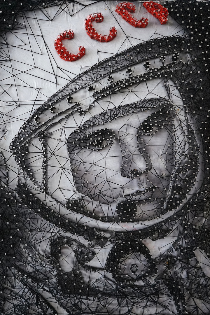 Южноуральские заключенные из гвоздей выложили портрет Гагарина
