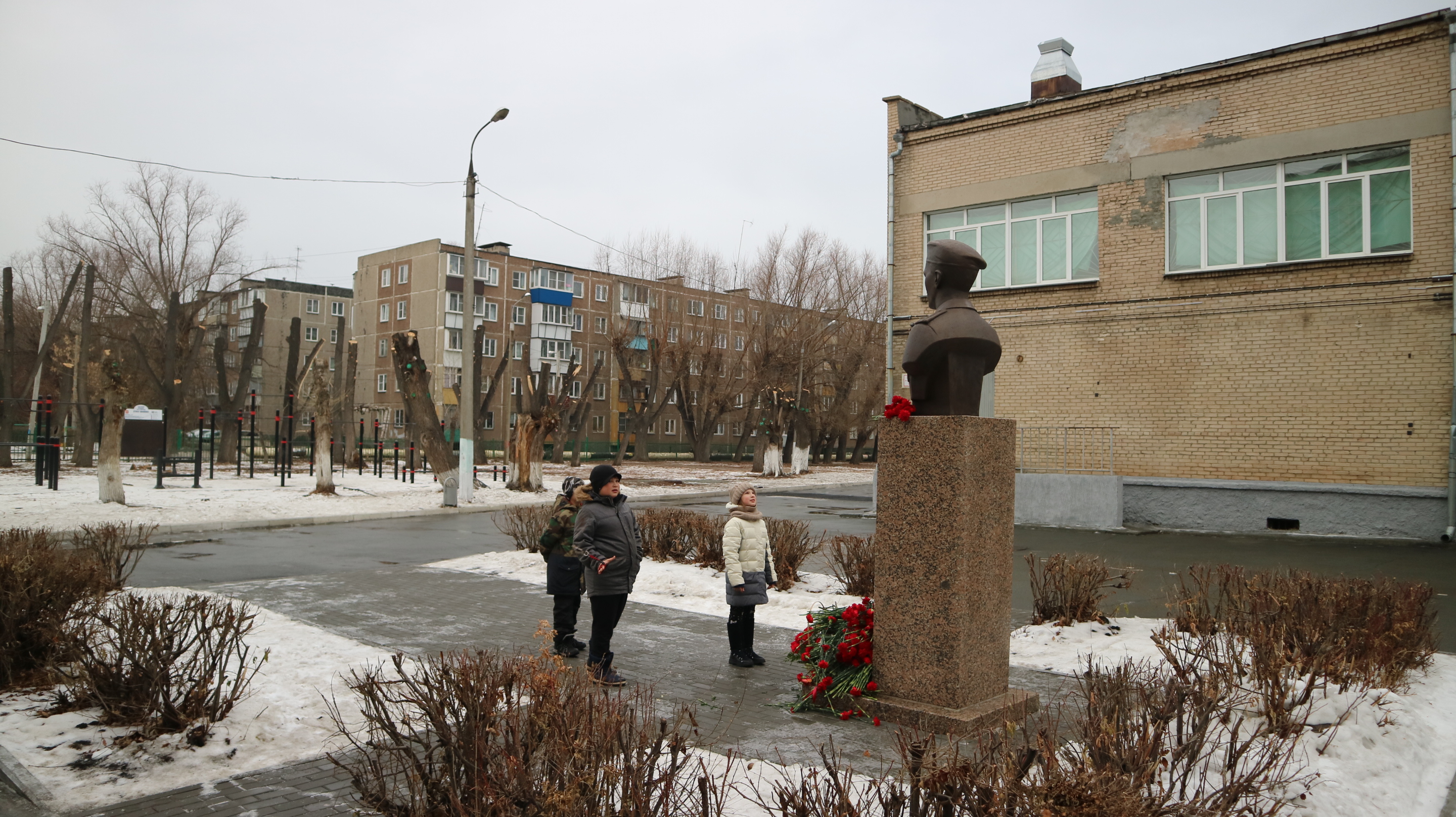 Герои челябинска. Памятник Евгению Родионову в Челябинске. Памятник на Молодогвардейцев Челябинск. Памятник Родионову Евгению Николаевичу 68 школа. Памятники славы героям Отечества в Челябинске.