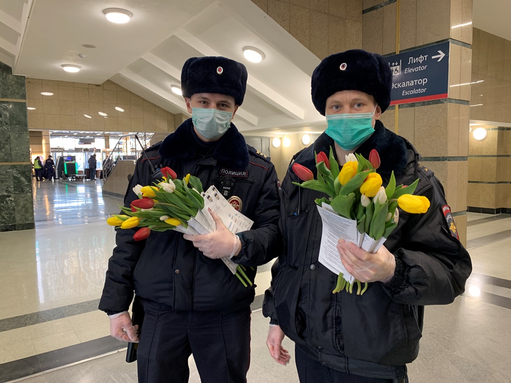 В Челябинске пассажиров провожал в путь полицейский «цветочный» патруль