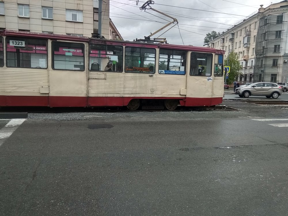 Трамваи полупустые, очевидно, что сам Егоров не пользуется общественным транспортом, а ездит с водителем