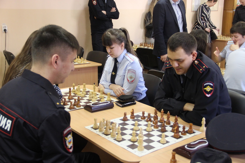 Ход конем: полицейских Челябинска усадили за шахматные доски без масок