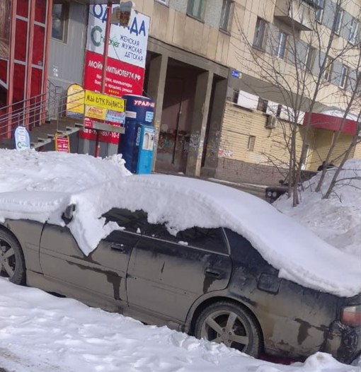Дорожники не могут очистить Челябинск из-за брошенных вдоль дорог автомобилей