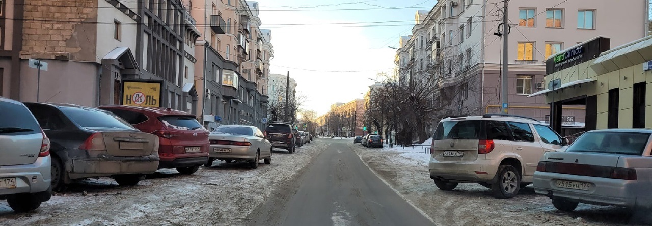 Улица Пушкина заставлена машинами, после вмешательства Куляшова ее невозможно нормально очистить от снега