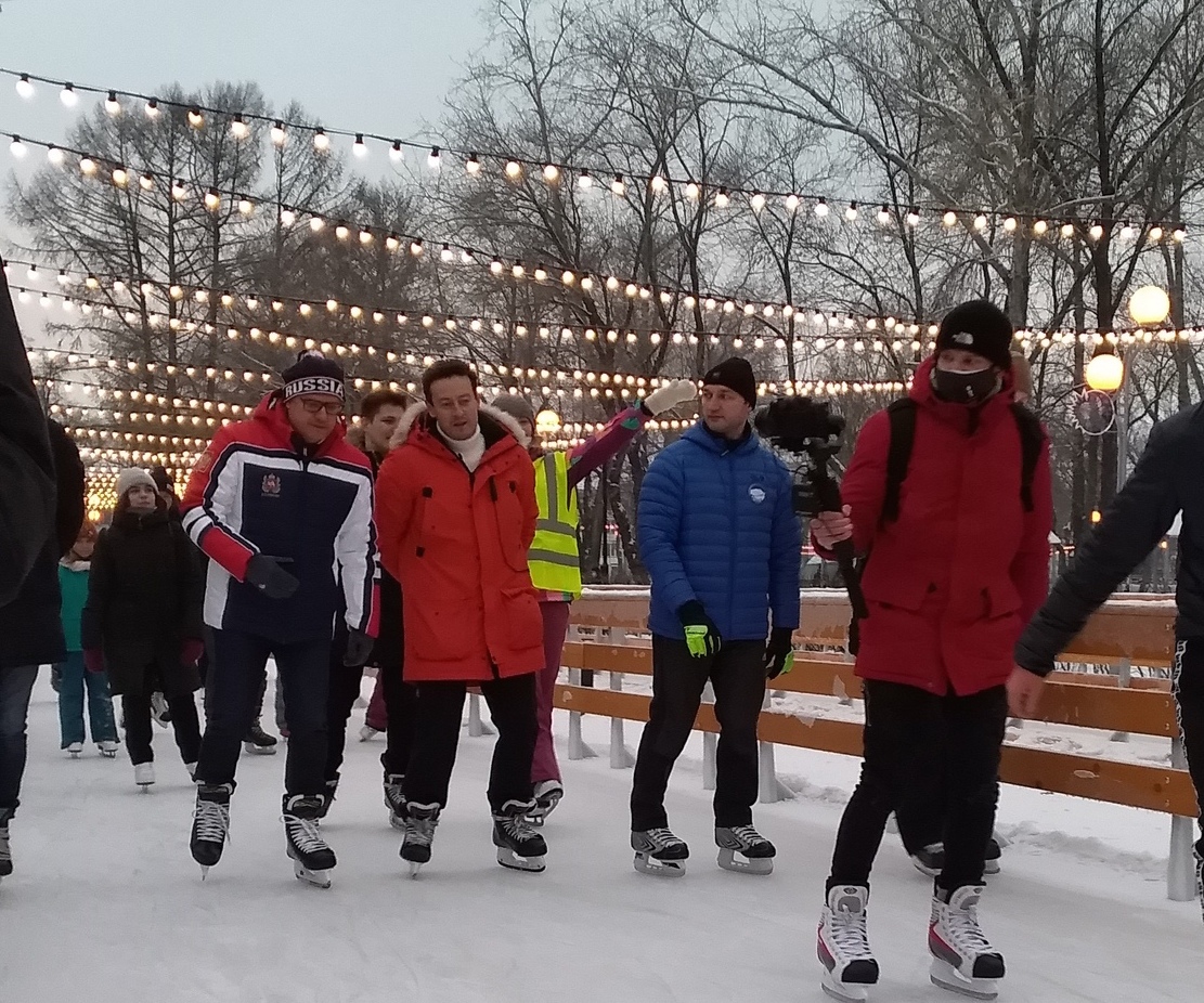 Губернатор с сыном прокатился на коньках в парке Терешковой