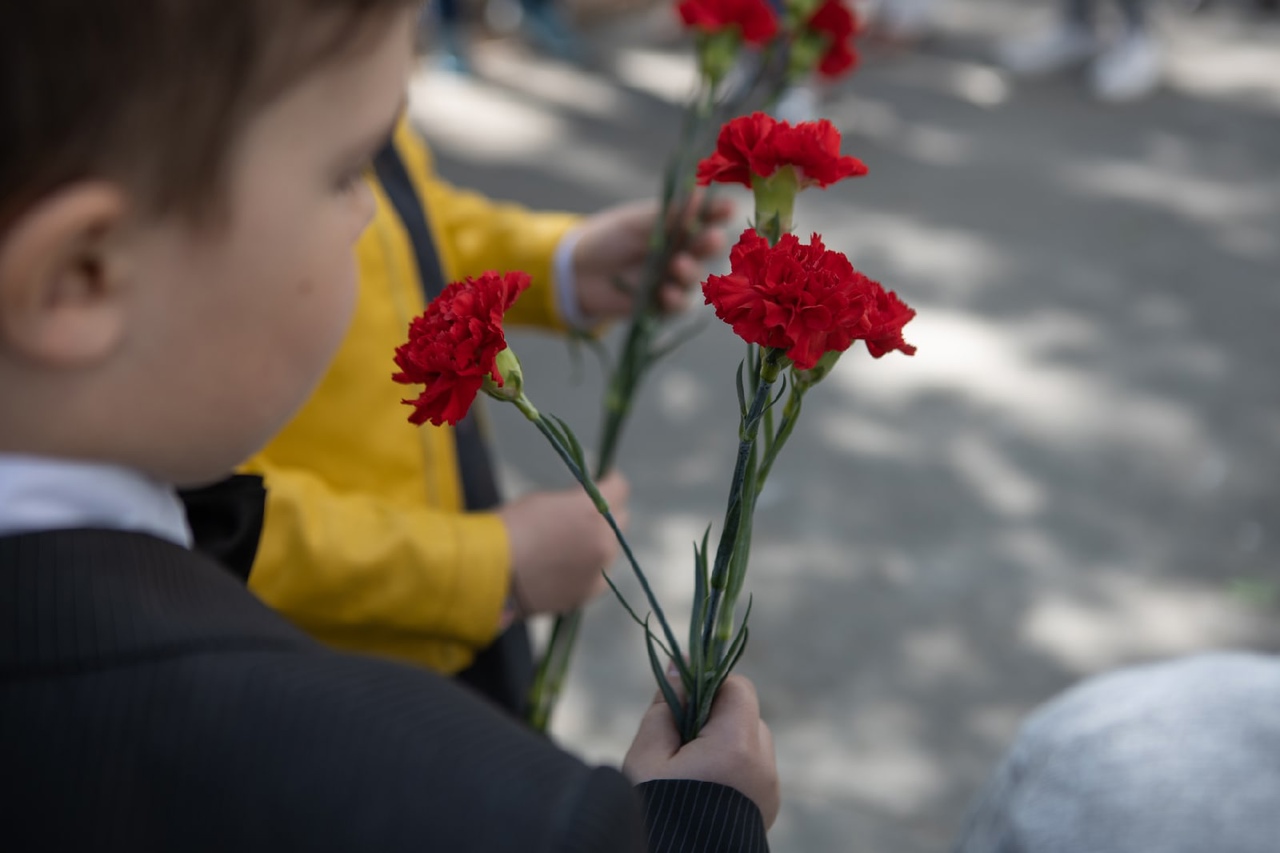 Увековечить память. 22 Октября 2015 года школу в Тролльхеттане память возложили цветы.