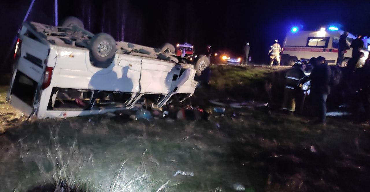 На автодороге Миасс-Карабаш опрокинулся автобус с футбольными болельщиками, есть жертвы
