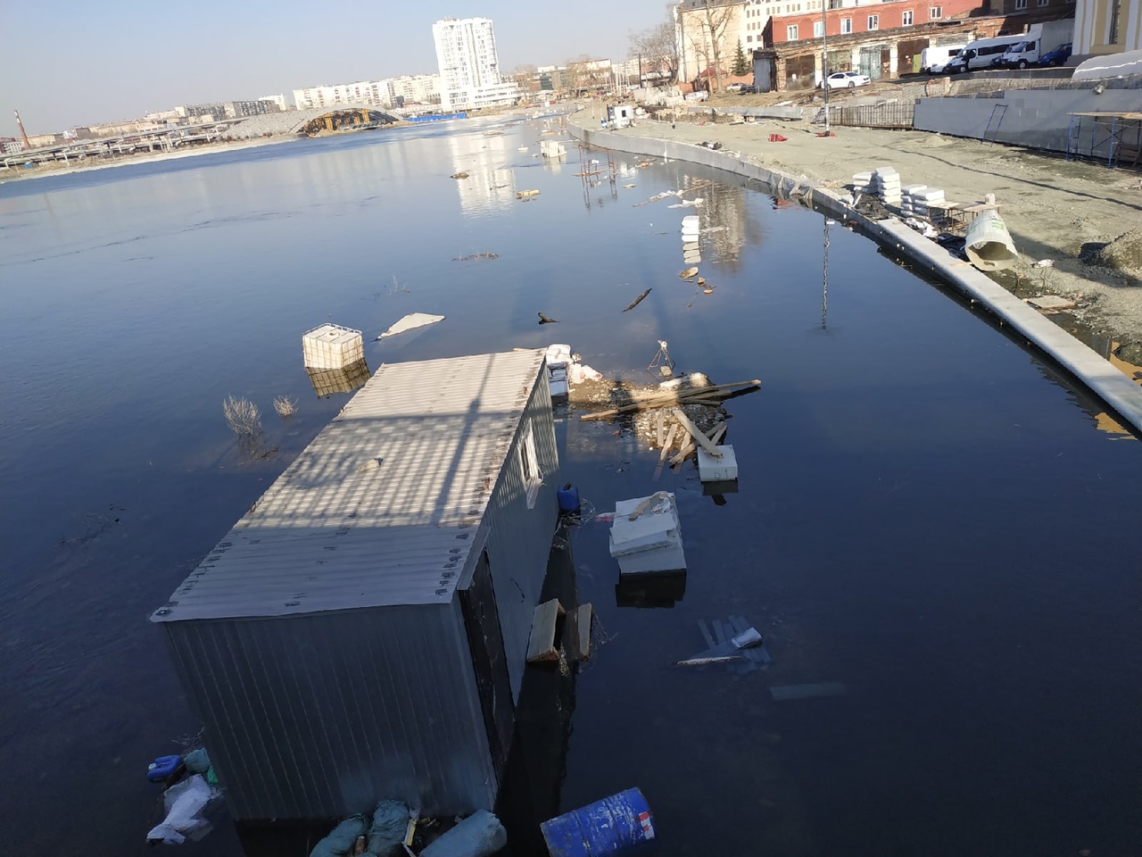 В мэрии Челябинска заявили, что затопленная набережная Миасса скоро высохнет